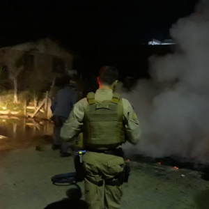 Moradores incendeiam entulhos em protesto por melhores condições de rua em Mafra