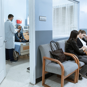 Mulheres têm direito a acompanhante em consultas e exames; entenda nova lei