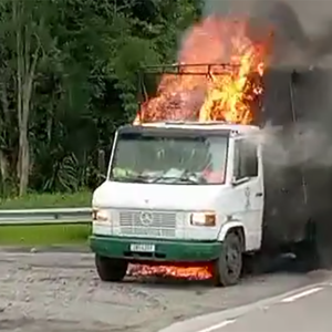 Caminhão de coleta de recicláveis da Fundir é destruído por incêndio