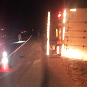 Idoso fica ferido após carreta tombar na BR-280