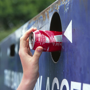 No último ano o Brasil reciclou 100% das latas de alumínio