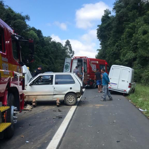 Acidente envolvendo quatro veículos deixa idoso ferido