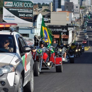 Manifestação pró-Bolsonaro teve carreata com mais de 80 veículos