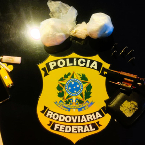 Após perseguição, casal é preso com drogas e arma carregada na BR-116