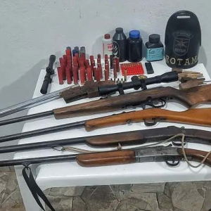 Pai e filho são presos pela PM com cinco armas em casa
