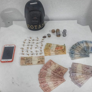 Polícia Militar desmantela ponto de tráfico e apreende drogas