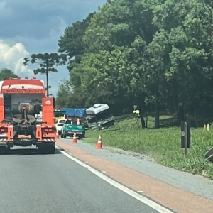 Motorista morre em batida frontal entre carro e caminhão na BR-116