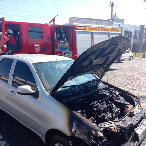 Carro de São Paulo pega fogo em frente à Praça Brasil