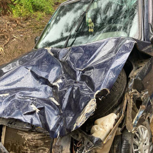 Acidente entre carro e trator deixa homem ferido