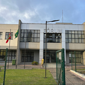 Falso policial é condenado a indenizar ex-namorada
