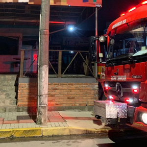 Incêndio destrói parte de lanchonete na Vila Nova