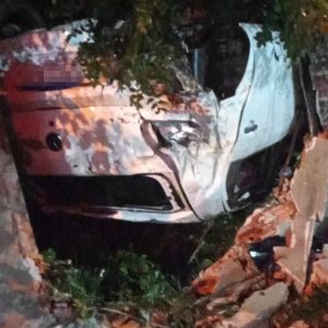 Carro com cinco jovens sai da pista e capota em Rio Negro