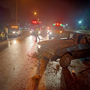 Motorista fica ferido após veículo capotar na BR-116