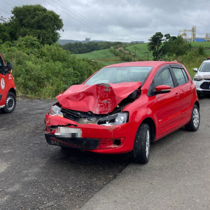 Idosa é hospitalizada após acidente entre carro e ônibus