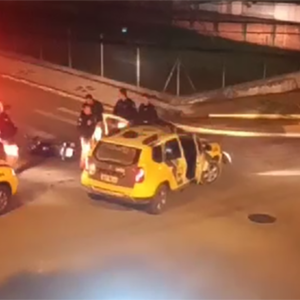Motociclista que empinava moto bate em viatura da Polícia Militar