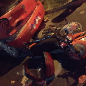 Motociclista fica ferido ao bater em carro estacionado
