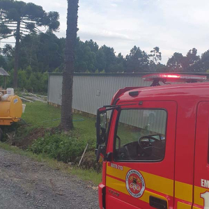 Vizinhos ajudam a apagar incêndio em estufa de fumo