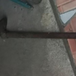 Homem é preso após golpear esposa com enxada