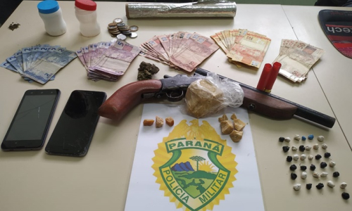 PM apreende 140 gramas de crack e espingarda em Rio Negro