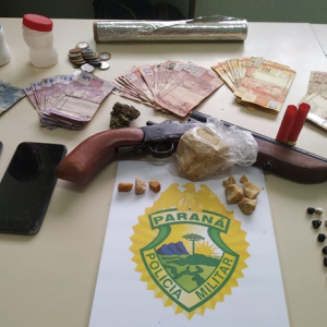 PM apreende 140 gramas de crack e espingarda em Rio Negro