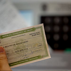 Mudei de cidade: preciso transferir meu título eleitoral?