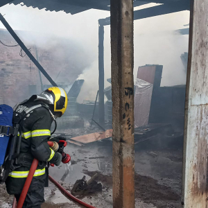 Incêndio consome mais de 100 metros quadrados de empresa