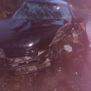 Três pessoas ficam feridas após carro sair da pista e bater em árvore