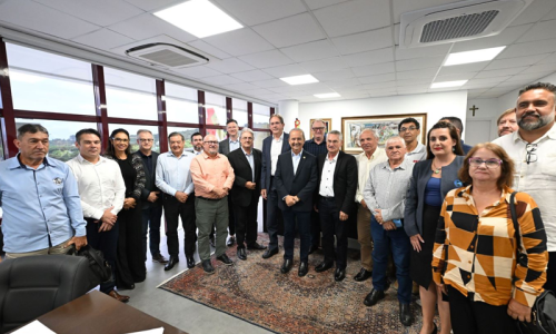Jorginho Mello recebe acordo para reajuste do piso salarial regional em 2024