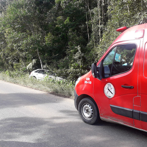 Carro cai em vala após saída de pista na SC-114