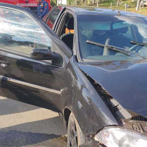 Motorista perde o controle de direção e carro bate em guard rail
