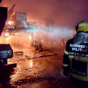 Incêndio atinge barracão com equipamentos agrícolas