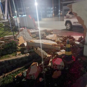 Carro bate em muro de casa e motorista foge do local