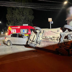 Carro tomba após colisão com outro veículo