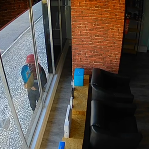 Câmera flagra homem tentando arrombar vitrine de loja; assista