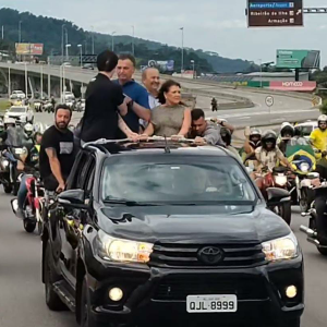 Bolsonaro arrasta multidões em passagem por Santa Catarina