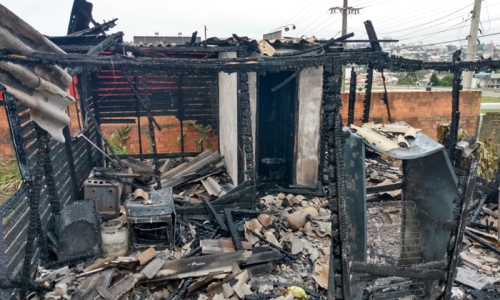 Mulher morre carbonizada em residência no Jardim América