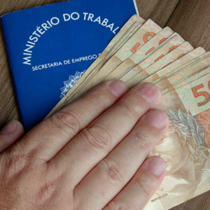 Salário do trabalhador também faz orações