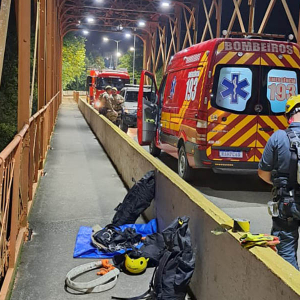 Bombeiros e policiais militares salvam mulher que ameaçava pular de ponte