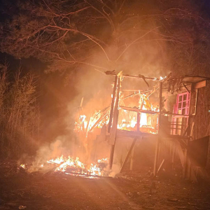 Casa de madeira é destruída por incêndio