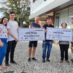 Loja Belmiro Witt entrega cheque de R$ 70 mil a cliente sortudo