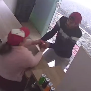 Mulher tem celular arrancado da mão durante assalto; veja vídeo