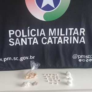 Após denúncia, drogas são apreendidas em salão de festas de condomínio