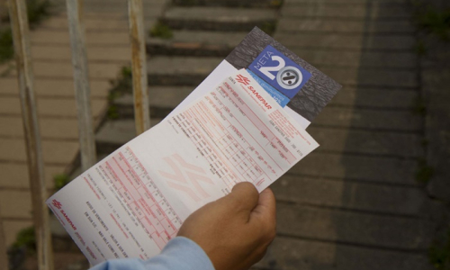 Fatura de água vermelha alerta para uso racional da água