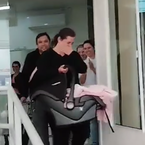 Mãe e filha recebem despedida emocionante após 86 dias internadas na maternidade de Mafra