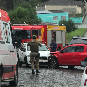 Batida frontal entre dois carros deixa homem ferido