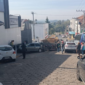 Caminhão fica sem freios e atinge pelo menos sete carros no Centro