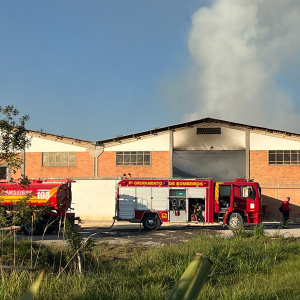 Incêndio atinge empresa na marginal da BR-116