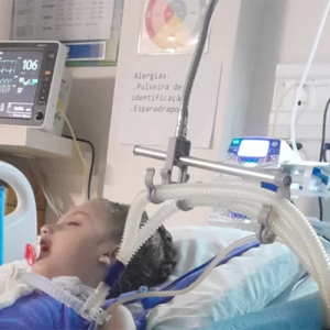 Menina com doença rara deixa UTI após 50 dias e família faz apelo por ajuda