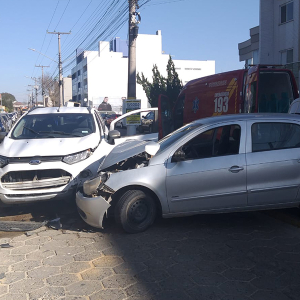 Mulher é hospitalizada após acidente de trânsito