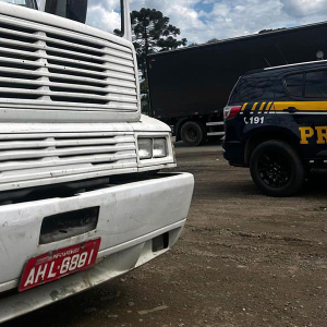 Caminhoneiro altera placas com fita adesiva para não pagar pedágio